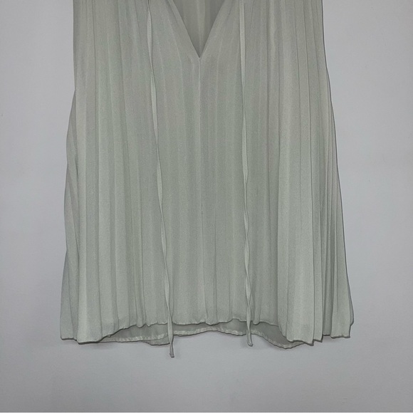 H&M Pleated Blouse Women's Size Medium Light Green Sage Sleeveless‎ Flowy A-Line - Picture 4 of 9